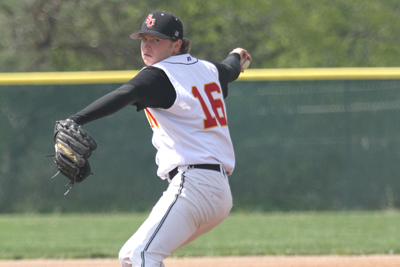 Bats quiet in losses to Coe