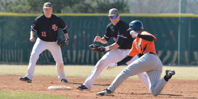 Baseball earns split with league-leading Wartburg
