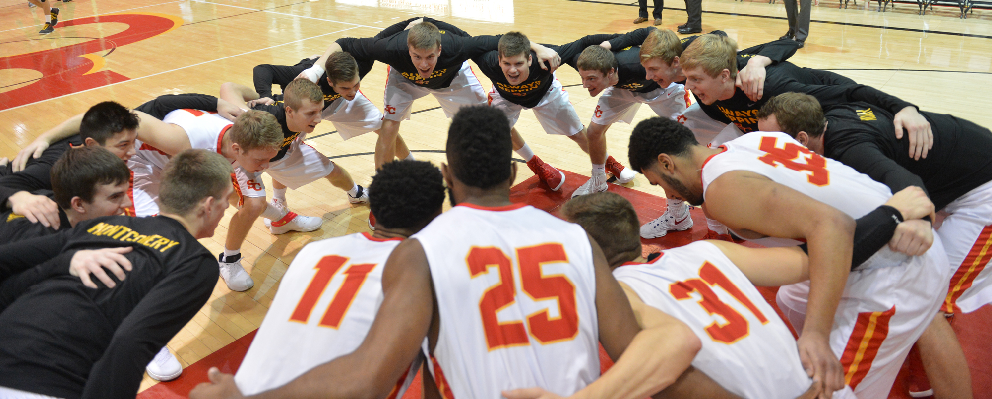 Men&rsquo;s basketball team, individuals collect academic awards