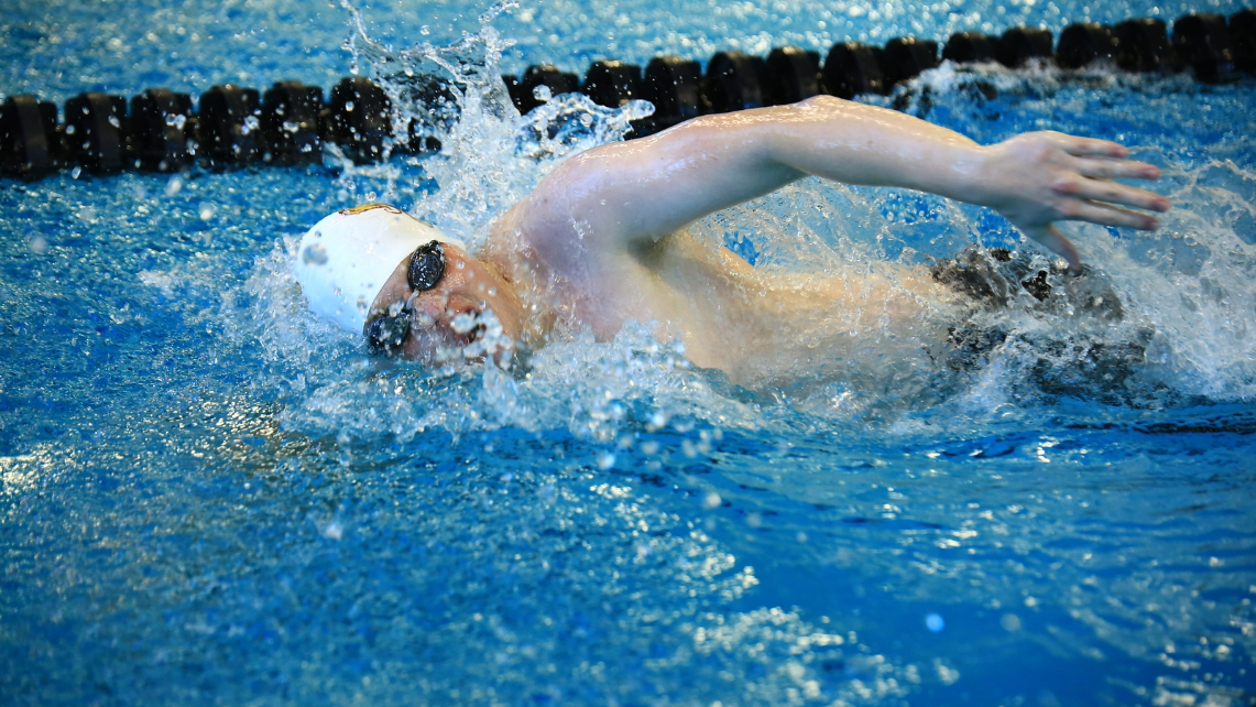 Swimmers take to Grinnell duals, Ehrreich with top-five performance