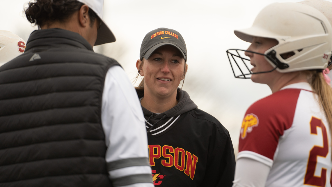 Kelsey Aikey (center)