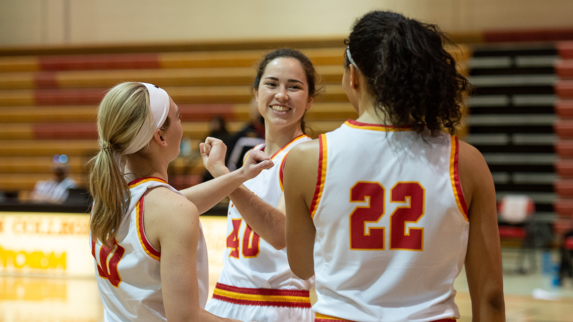 Simpson dominates Dubuque on Senior Day