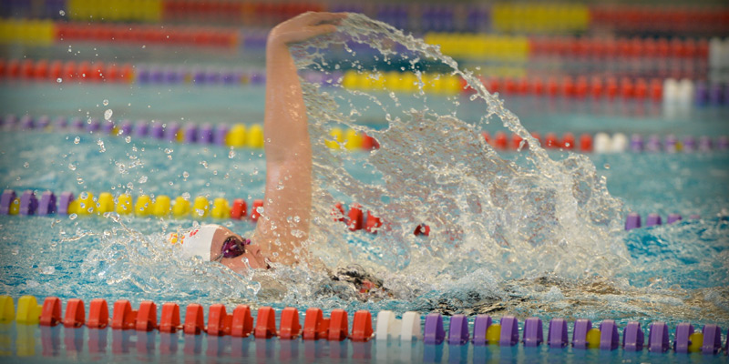 Women's swimming places sixth thanks to eight, top-10 performances